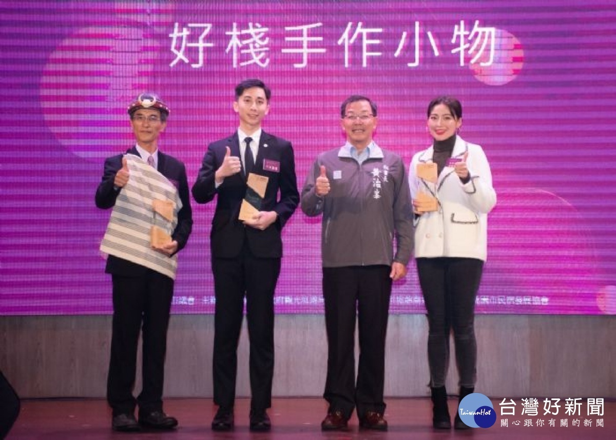 黃秘書長和獲獎者合影