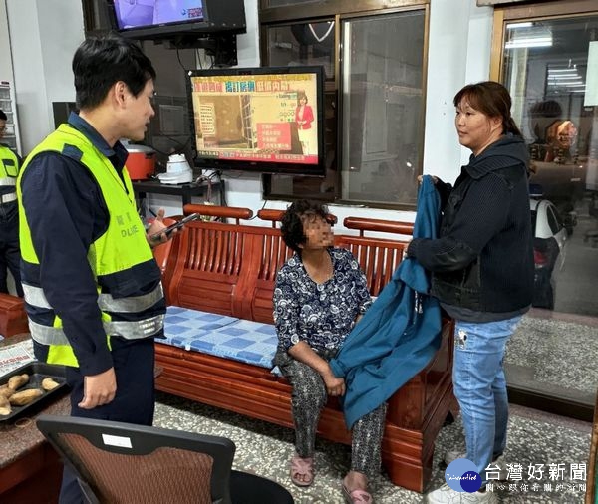 老婦外出迷失街頭,臺西警方與海豐村長合力協尋,幫助老婦平安返家。
