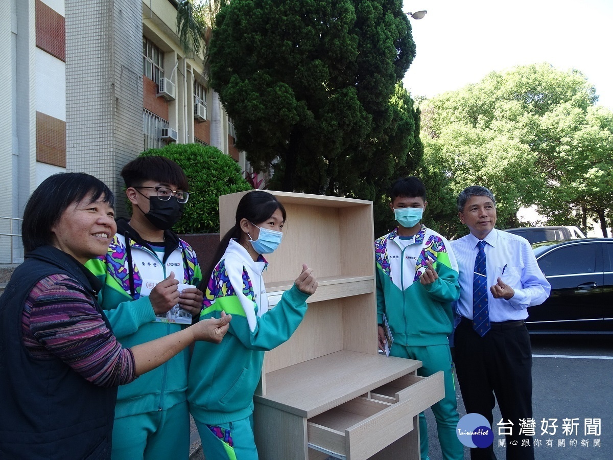 讀書不再駝背趴地企業捐愛心書桌　嘉惠員林農工弱勢家庭學子