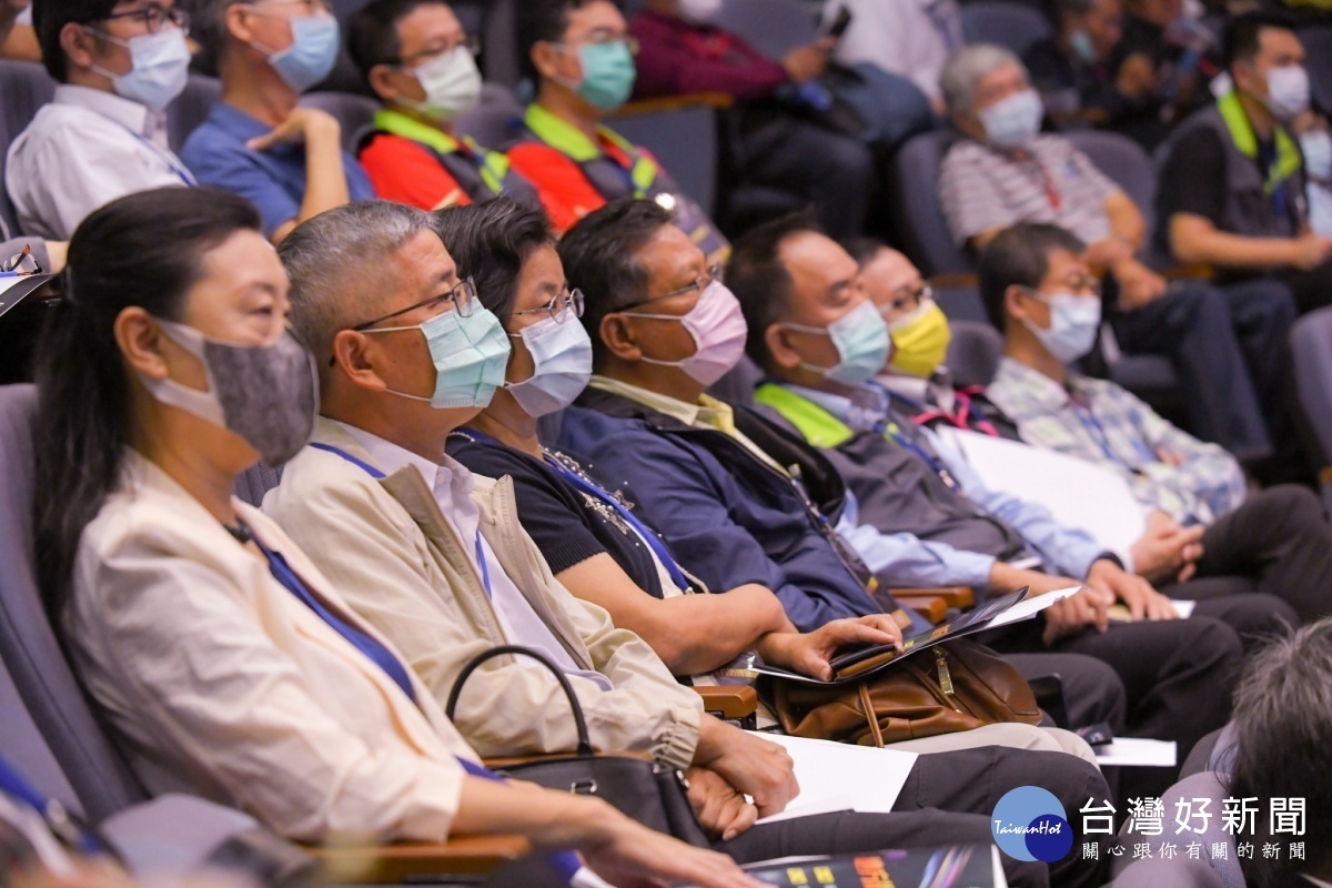 彰化縣議會舉辦論壇,引領產業突破疫情困境。縣長王惠美、縣議會議長謝典林、彰化縣議員劉淑芳、陳銌銌、白玉如、黃千宴、莊陞漢、劉惠娟、曹嘉豪、尤瑞春、陳重嘉、鄭俊雄、彰化縣工商發展投資策進會總幹事張啟楷等人。