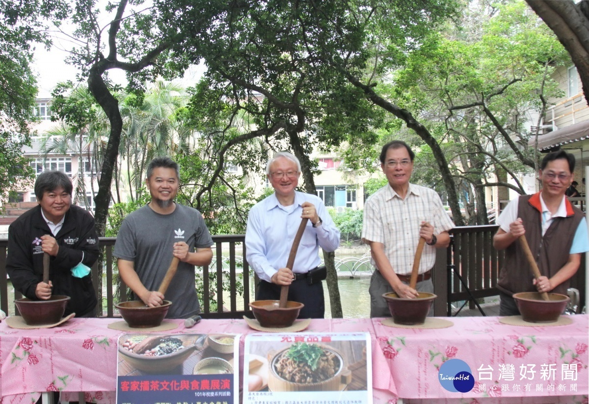 嘉大畢業校友徐智淵(左2)、嘉大艾群校長(中)及師長擂茶合影／嘉義大學提供