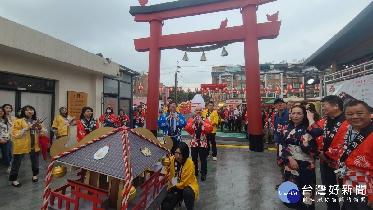 蛋寶生技全區搭建日本江戶時代風格造景，市長鄭文燦體驗和太鼓