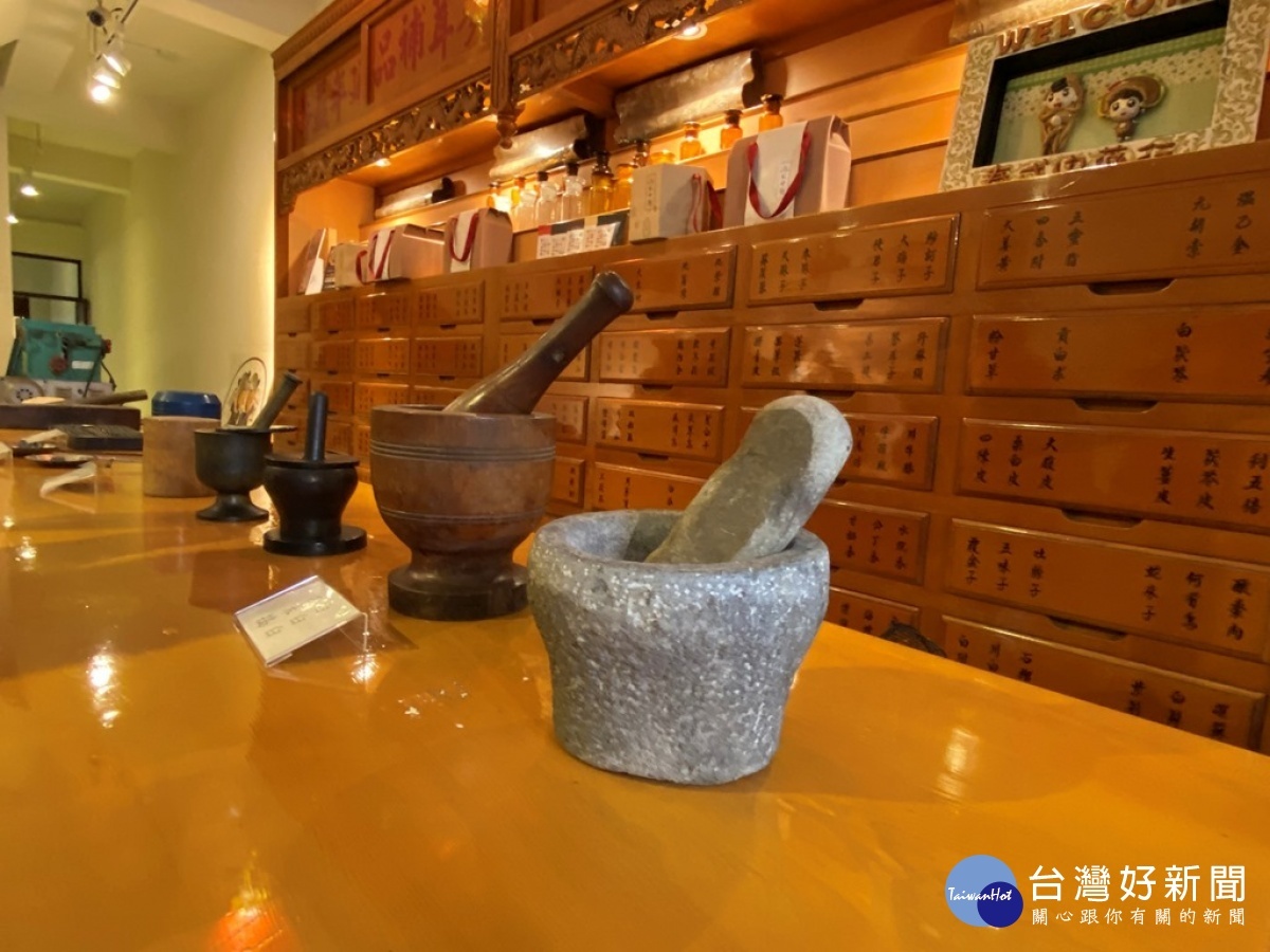 大林慢城協會理事長許開興以自家泰成藥行文起點,特別開設中藥文物館,除了介紹當地從以前就相當多的中藥鋪產業。(圖/記者王丰禾攝)