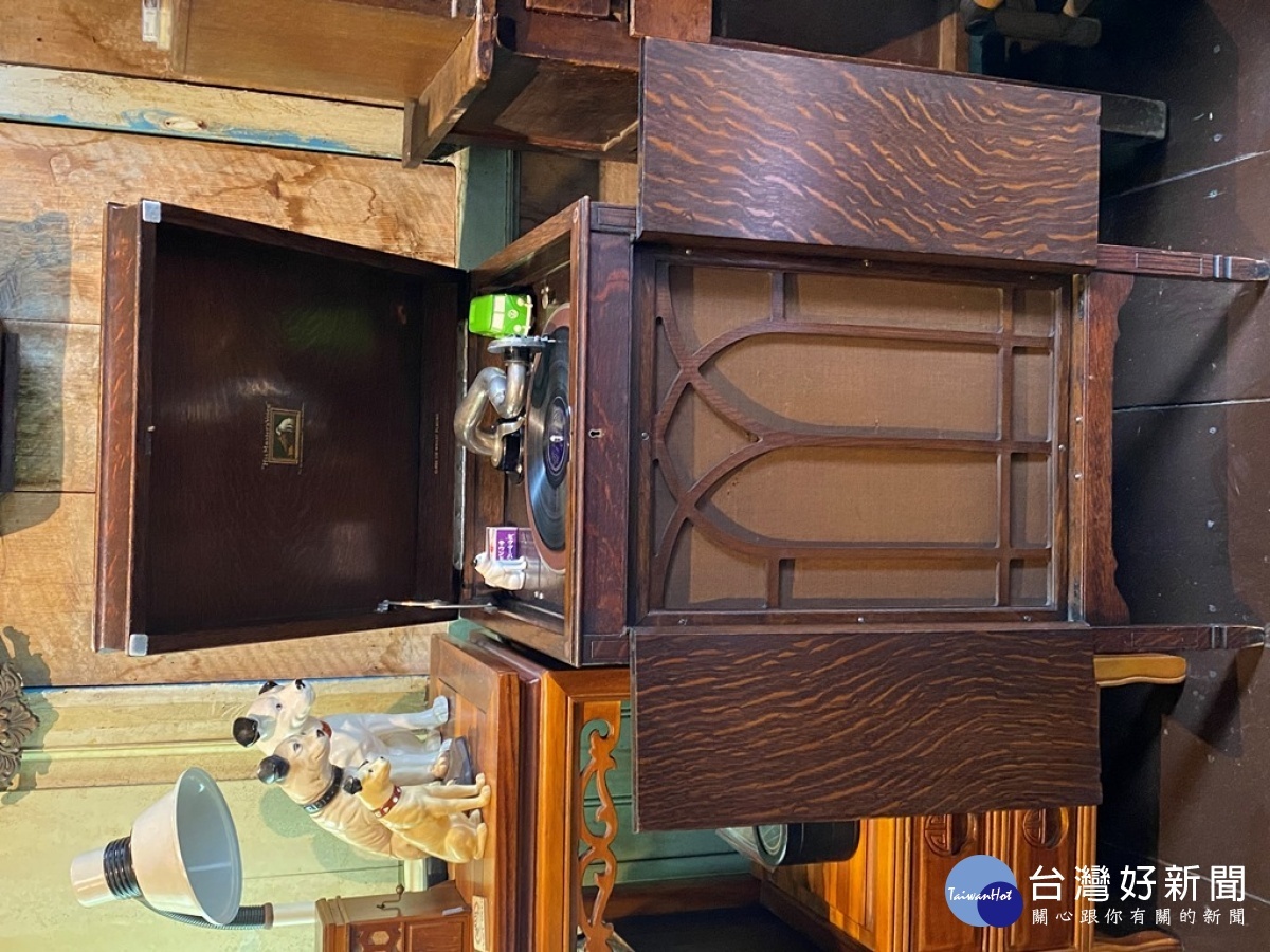 在大林百年老屋中,老式留聲機播放黑膠唱片,品味老屋原有的繁華。(圖/記者王丰禾攝)