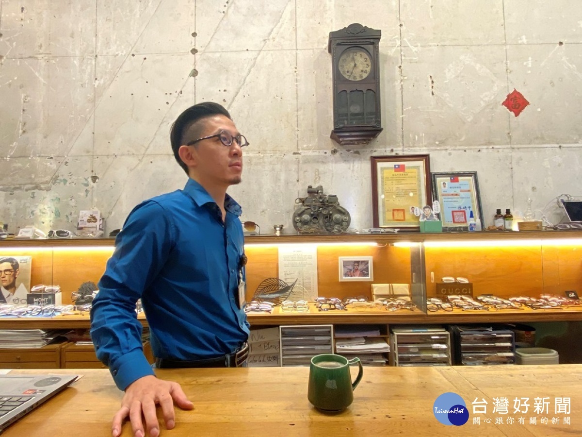 十信視界兼具眼鏡行跟借問站功能,二代老闆提供免費咖啡還會提供大林市街導覽資訊。(圖/記者王丰禾攝)