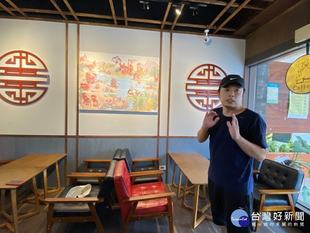 莆林庄的老闆透過牆上的文創掛畫,為遊客講述大林的老故事。(圖/記者王丰禾攝)