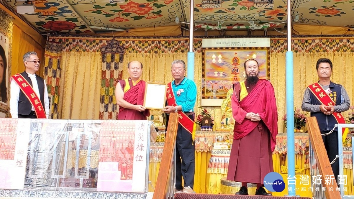 行動佛殿110站嘉義布袋魍港，該會卓總會長(左)代表該會致贈感謝狀給魍港太聖宮常務委員顏金鐘(右)