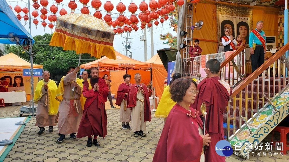 行動佛殿110站嘉義布袋魍港，貴賓及信眾恭迎該會指導上師恆性嘉措仁波且陞座