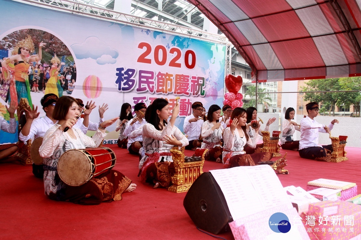 曁南大學甘美朗樂器表演峇里島慶典音樂。（記者扶小萍攝）