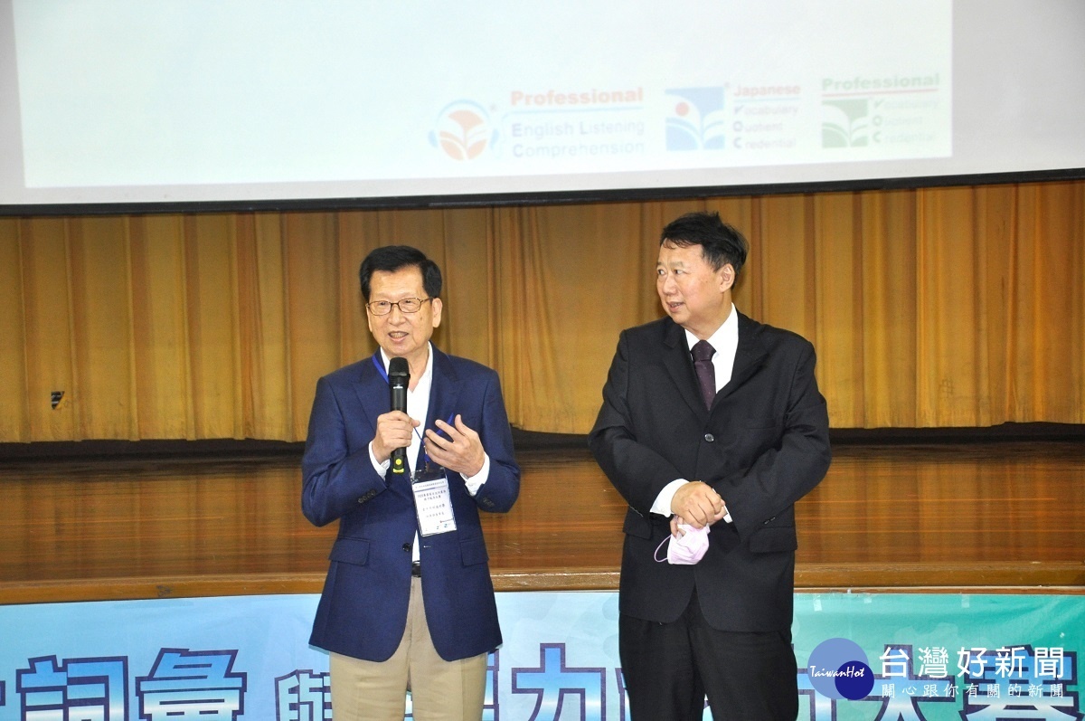 台中明德中學總校長林義雄(左)親自到場為學生加油打氣，主辦人戴建耘教授(右)表示感謝。