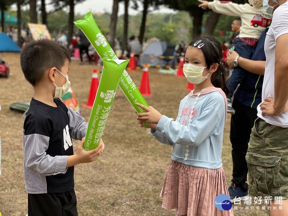 秀傳家庭日贈送限量2千隻加油棒給員工。圖／彰化秀傳醫院提供