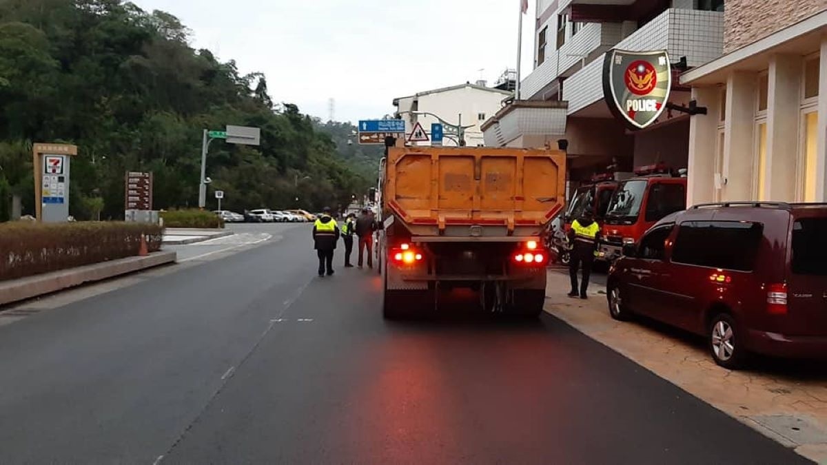 員警執行取締砂石車勤務