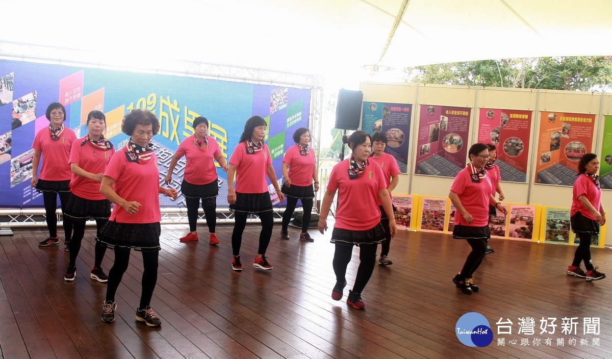大埤社區為新加入社區，成員表演排舞。（記者扶小萍攝）