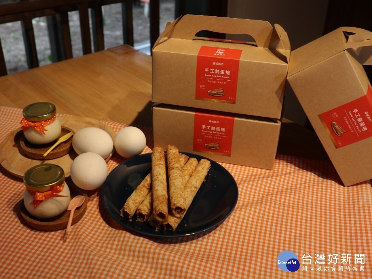 用鵝蛋作成的蛋捲跟布丁,風味濃郁。(圖/記者王丰禾攝)
