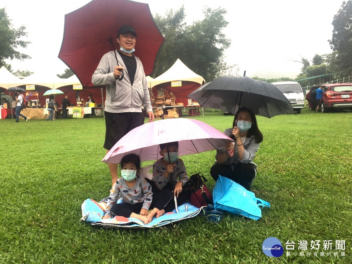 細雨不減民眾熱情，全家大小撐傘觀看表演／陳致愷攝影