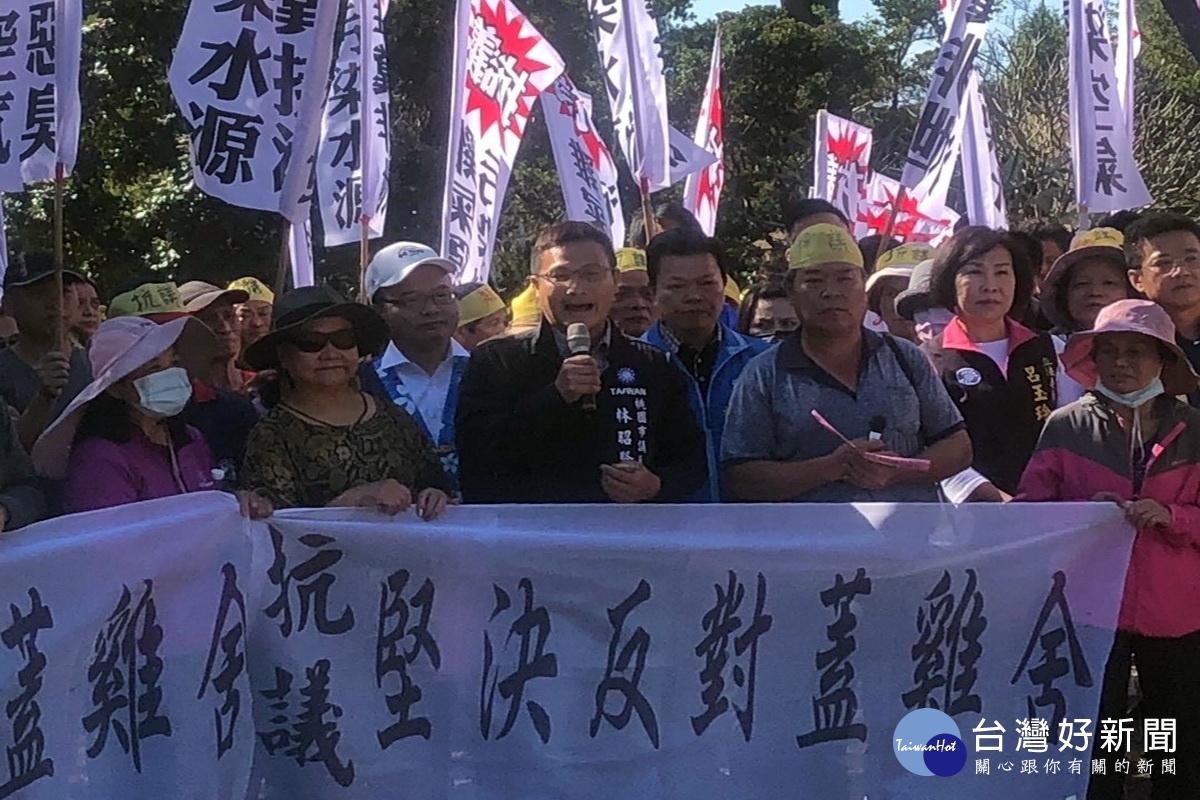 自救會民眾抗議業者在龍潭區高平里興建大型養雞場,桃園市議員林昭賢到場聲援要求市府重視民意嚴格把關。