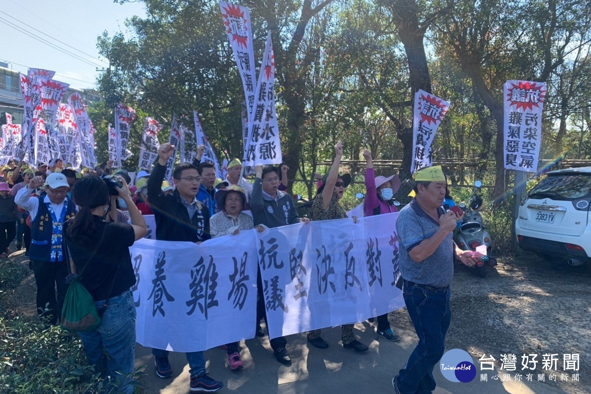 自救會民眾抗議業者在龍潭區高平里興建大型養雞場,桃園市議員林昭賢到場聲援要求市府重視民意嚴格把關。