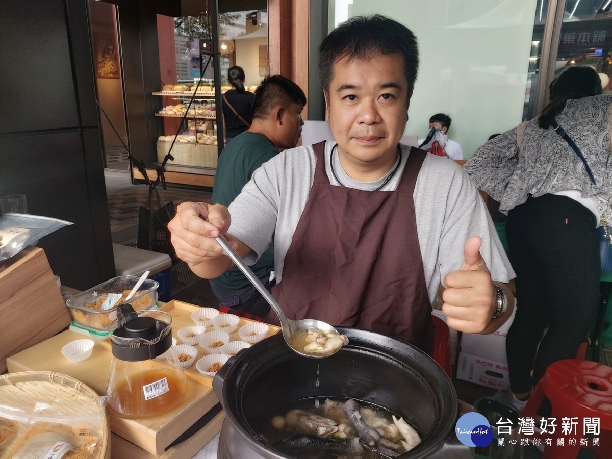 彰化農特產品展售市集「古稻樂埕」飼養6個月吃酒糟飼料配方雞隻，遵循古法小甕蒸熬12小時滴雞精，喝來無腥味、脂肪比例低、香味自然、好入口。