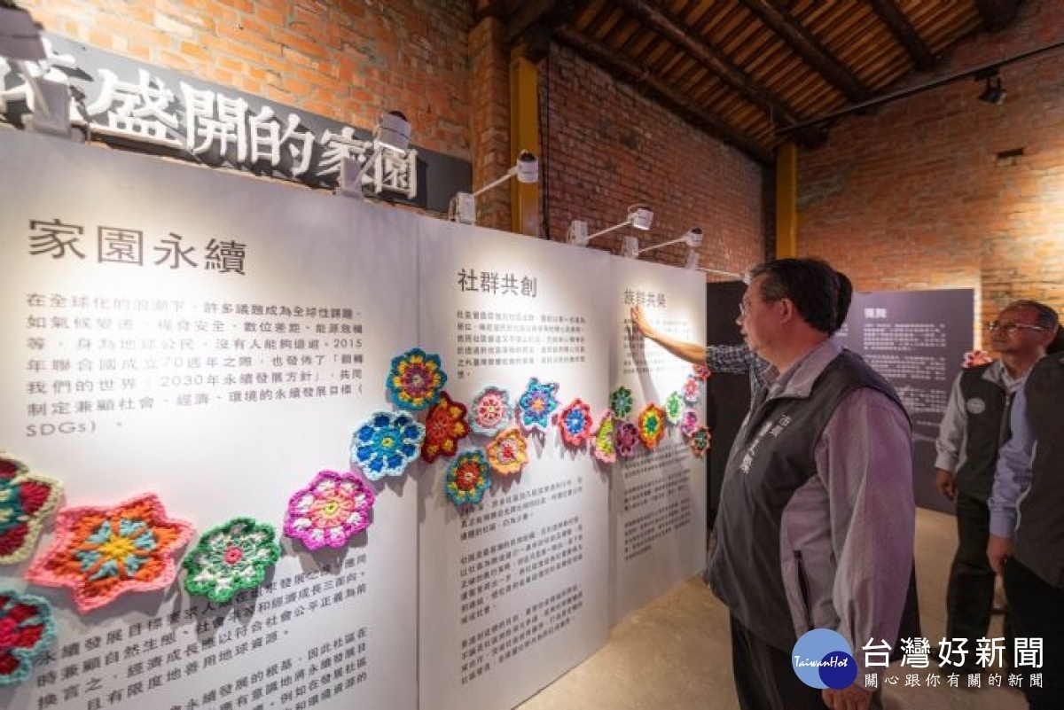 市長觀看展覽內容