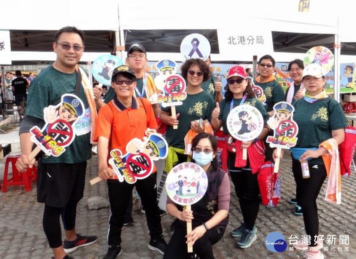 北港媽祖盃全國馬拉松鳴槍起跑，近萬跑者與神同行，警方除交管維安，亦強化犯罪預防宣導，選手們滿載而歸。