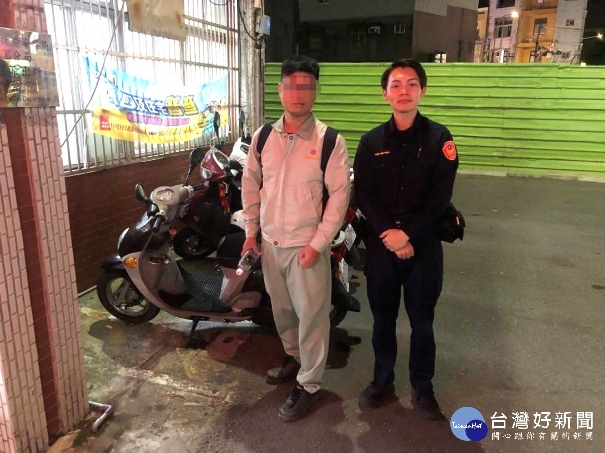 男子機車拋錨找不到加油站,員警幫買油助解圍