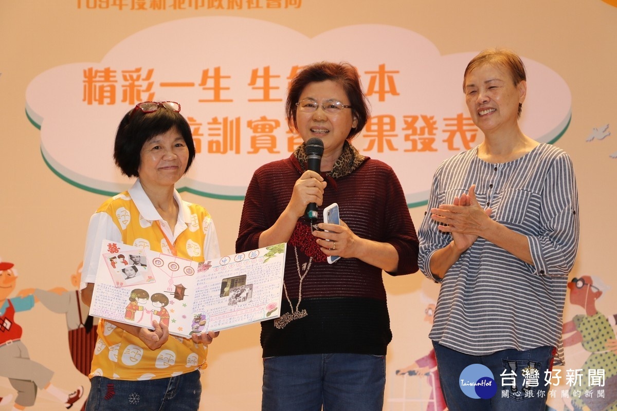 周麗卿(中)分享因疫情關係無法回新加坡 留在台灣陪伴母親 和嫂嫂周王素貞(右)協助完成「阿祖、阿嬤、媽媽」生命繪本