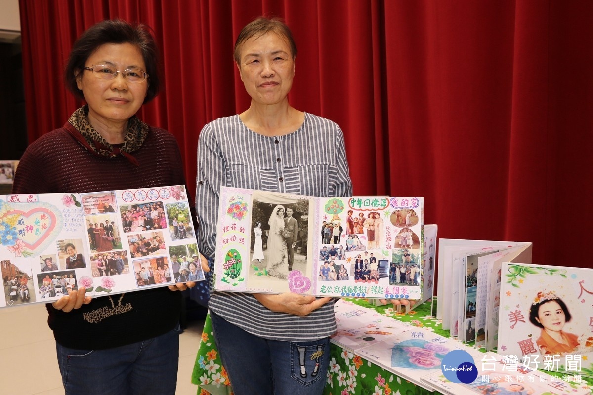 周麗卿（左）和嫂嫂周王素貞陪媽媽一起完成「阿祖、阿嬤、媽媽」的生命繪本 兩人也各自做了一本