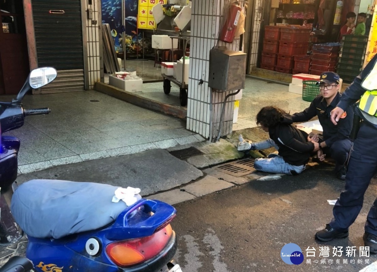 新屋分駐所所長郭汶煒與同仁兩人合力壓制,將男子制伏逮捕