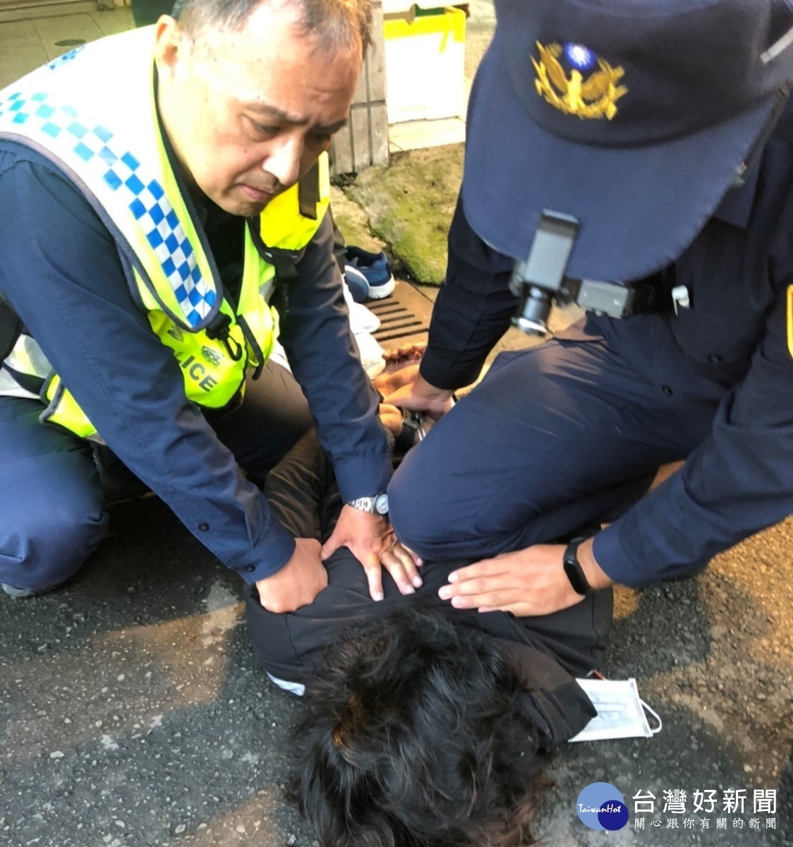 新屋分駐所所長郭汶煒與同仁兩人合力壓制,將男子制伏逮捕