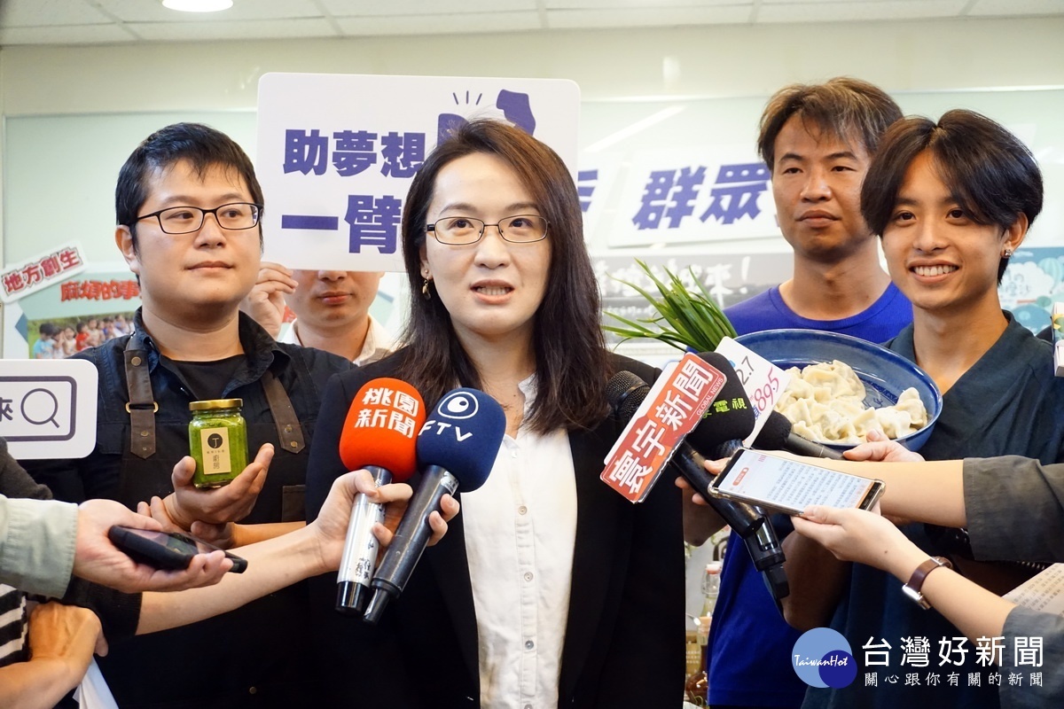 桃園市政府青年局長顏蔚慈推動組優秀團隊上架FlyingV募資平台,針對嚴選的三組團隊進行說明。