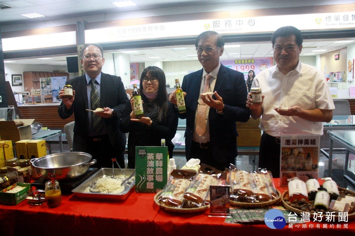 林明溱與李吉田推薦南投美食。（記者扶小萍攝）