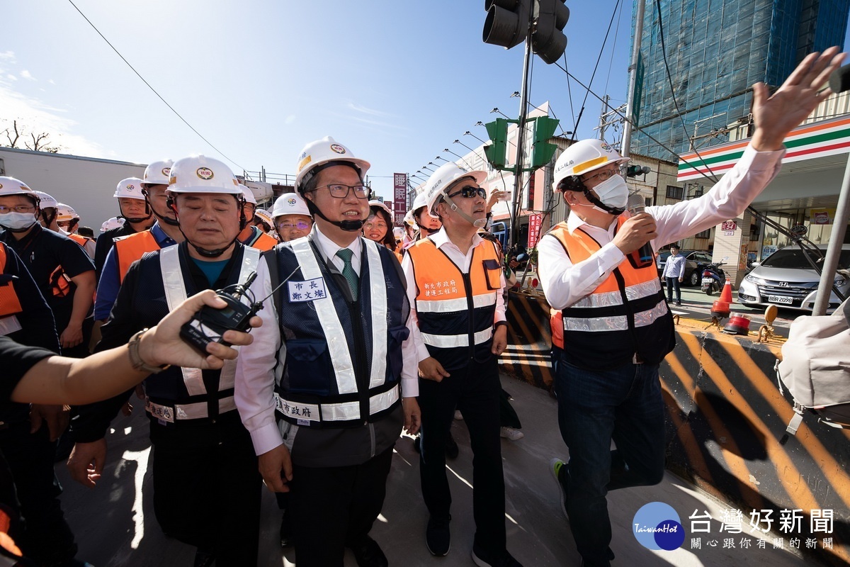 桃園市長鄭文燦與新北市長侯友宜共同視察捷運三鶯線(LB12)鶯桃福德站工區,了解工程進度及延伸線辦理情形。