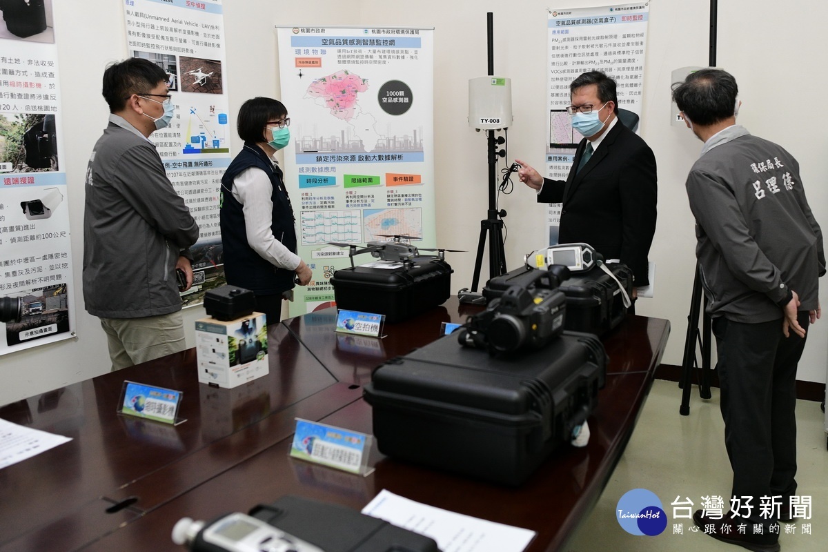 桃園市長鄭文燦於中壢區環境污染監測中心視察。