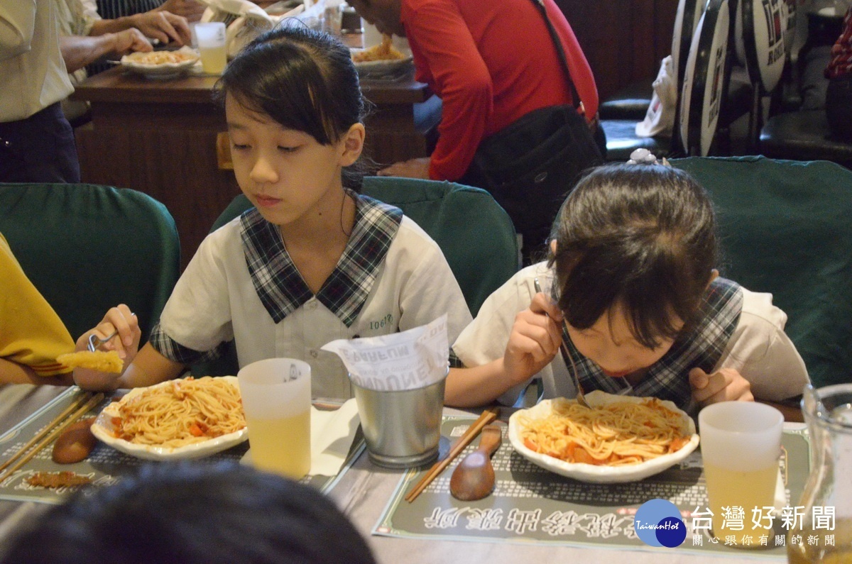 南投表現優異的學童可獲餐券享美食。（縣府提供）