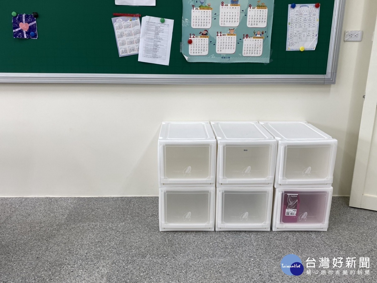 學校獲贈全新收納盒讓教室更整潔。