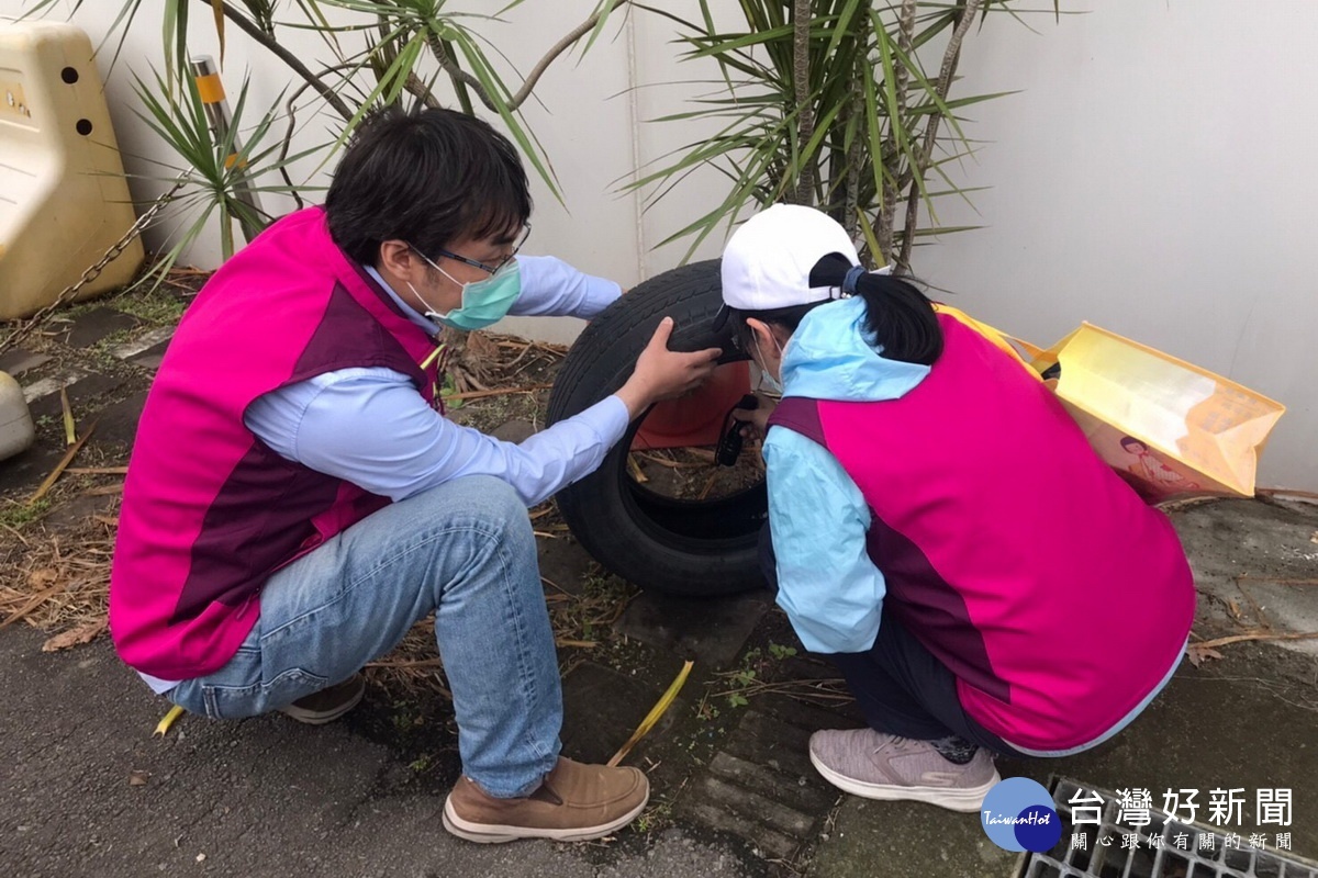 桃園市龜山區新增1例本土登革熱個案,衛生單位進行擴大孳清範圍及化學噴藥防治作業。