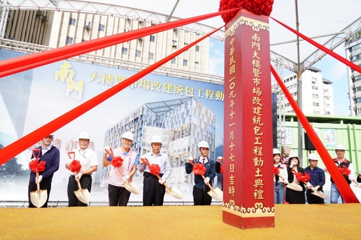 台北市長柯文哲17日帶領市府工務局、產業發展局、新建工程處、市場處等相關局處首長及人員,進行新南門市場的動土儀式。(圖/北市府秘書處媒體事務組)