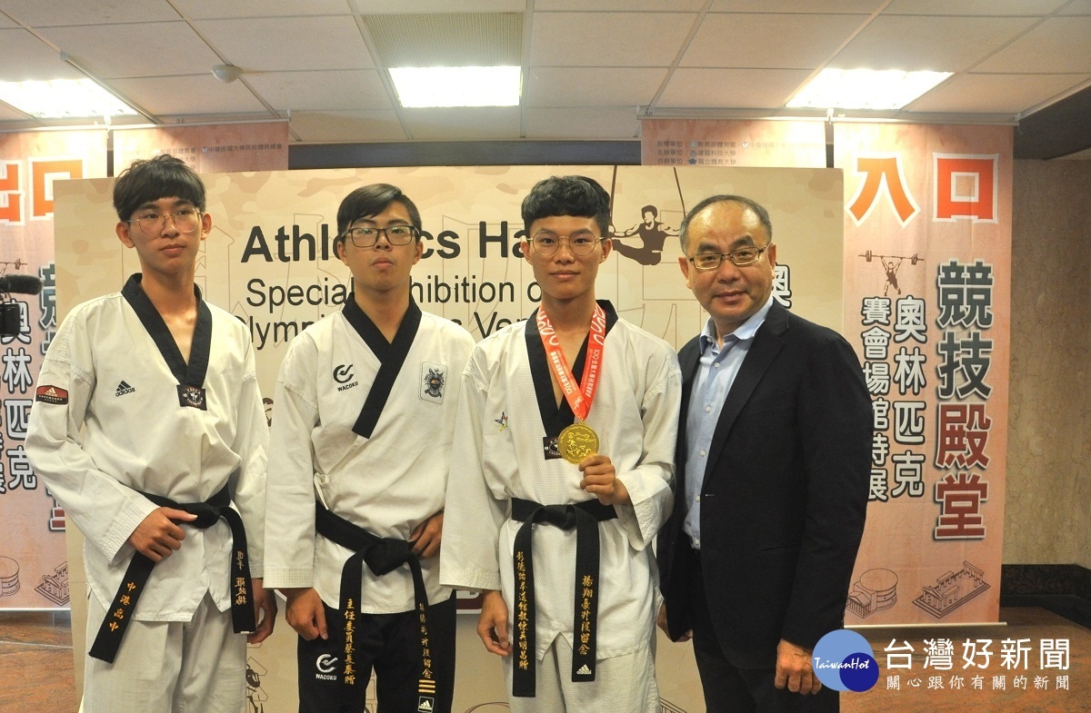 建國科大學生楊翔豪(右二)在今年全大運跆拳道58公斤級獲得金牌，他志在能夠在奧運賽場為國爭光，右一為他教練洪榮聰博士。