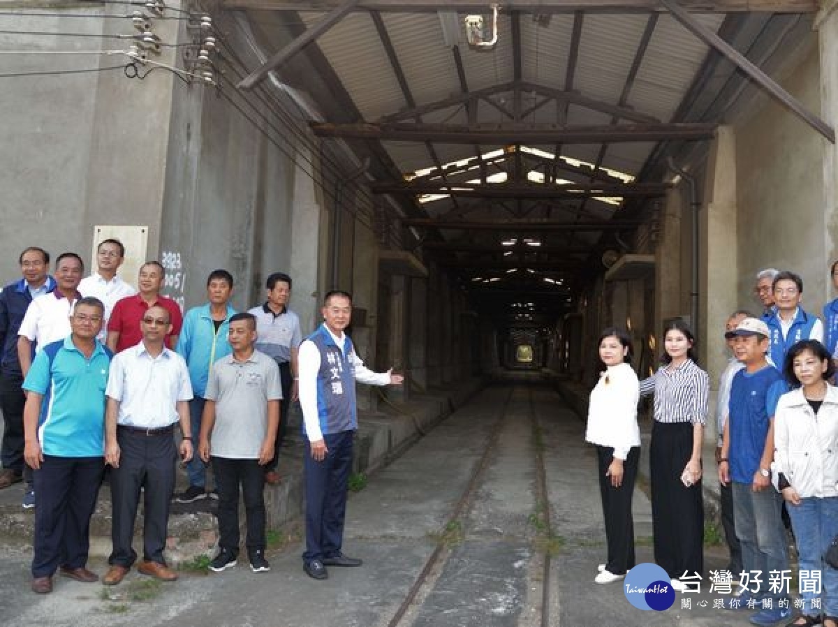 為加速北港糖廠文化產業園區的文化保存與開發,縣長張麗善、立委林文瑞等人,現勘北港糖廠倉庫群、製糖工廠以及蒸汽機車庫等場域。