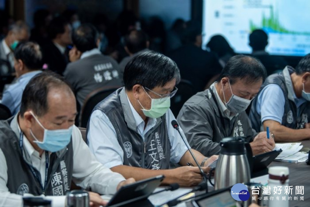 衛生局長王文彥說明,中央流行疫情指揮中心為加強秋冬防疫,將提出防疫三嚴管措施