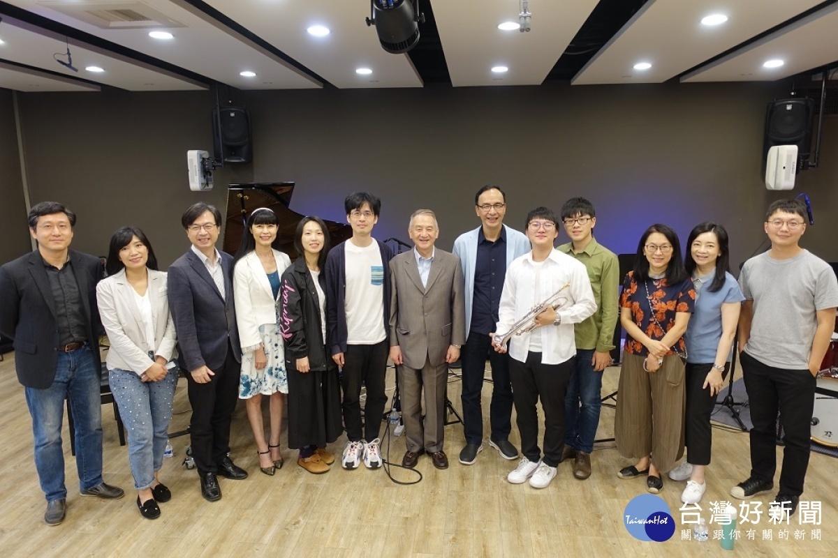朱立倫(圖右六)參加中原大學「風雅頌藝文廳」之音樂會,和音樂家及師生合影留念。
