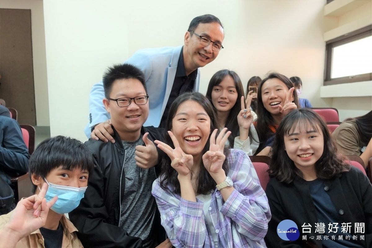 朱立倫至中原大學演講,和學生熱情互動。