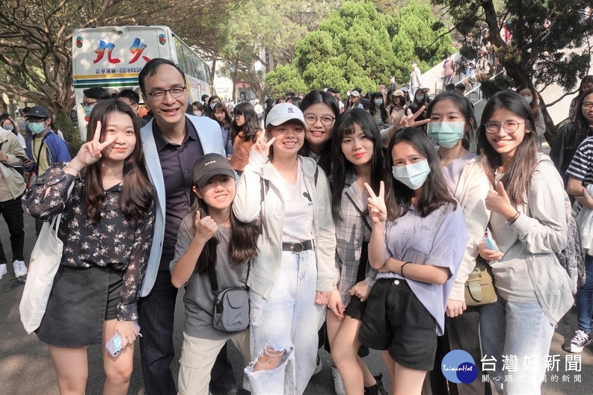 朱立倫至中原大學演講,學生爭相合影。
