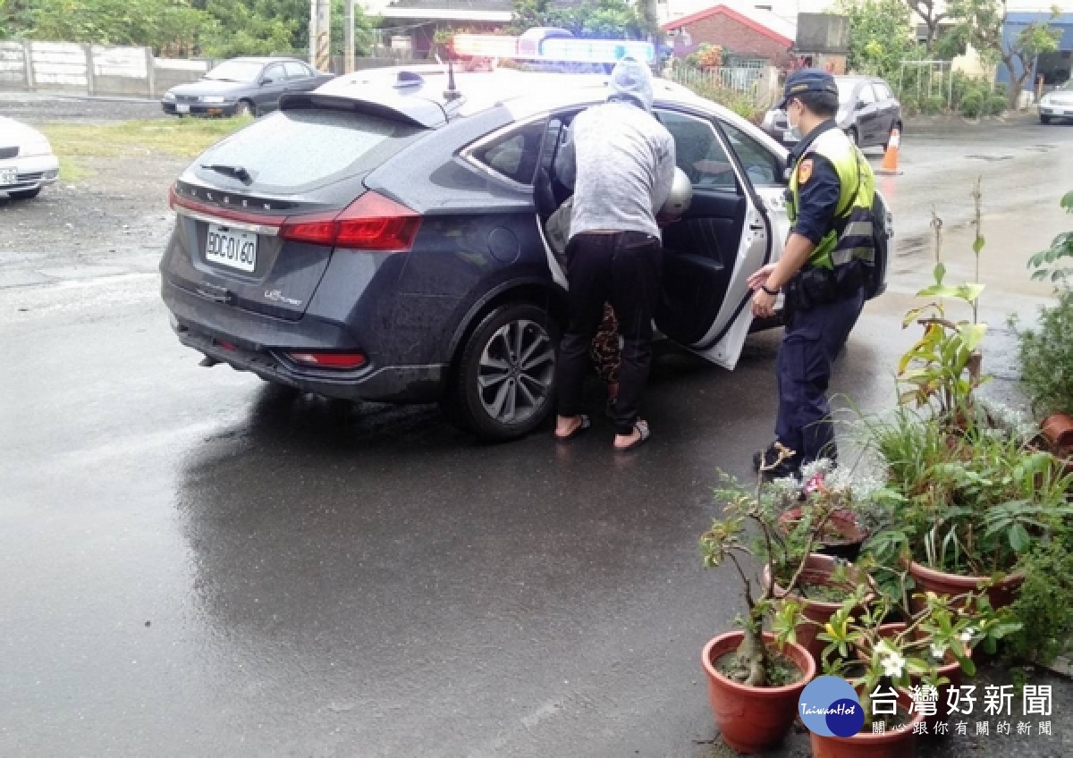 民眾因癲癇發作待坐於機車上，東勢所員警巡勤發現，立即通報救護人員到場，確認其無就醫之必要後，暖心協助護送返家。