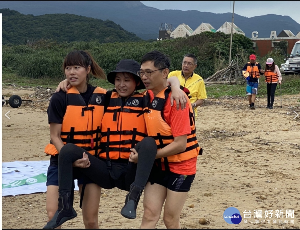 台灣海上運動環境不友善，身障朋友要參與很辛苦。（台北市明德扶輪社 提供）