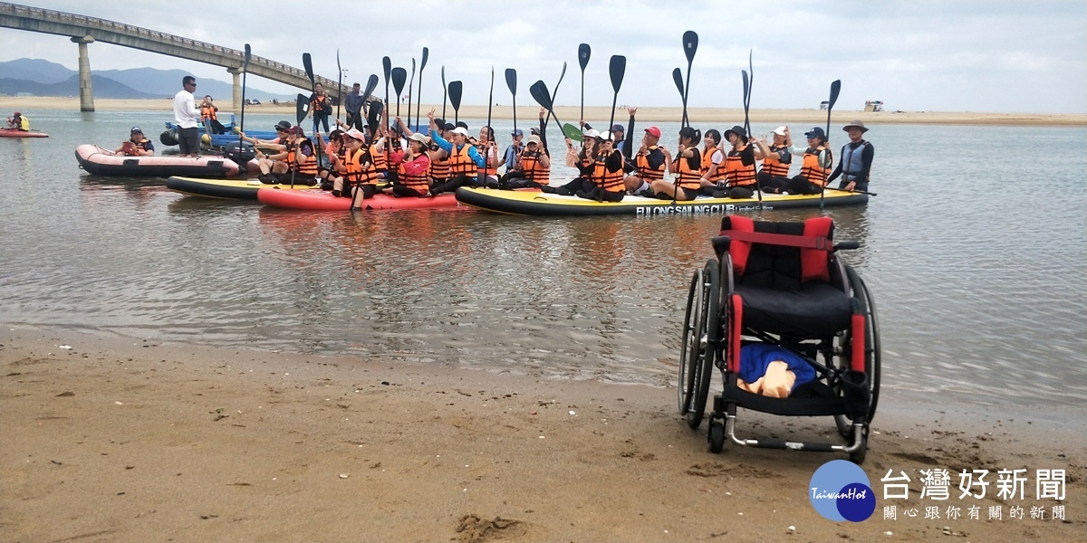 台北市明德扶輪社舉辦立槳活動，17位身障者首度海上遊，創下台灣首例的壯舉。（台北市明德扶輪社 提供）