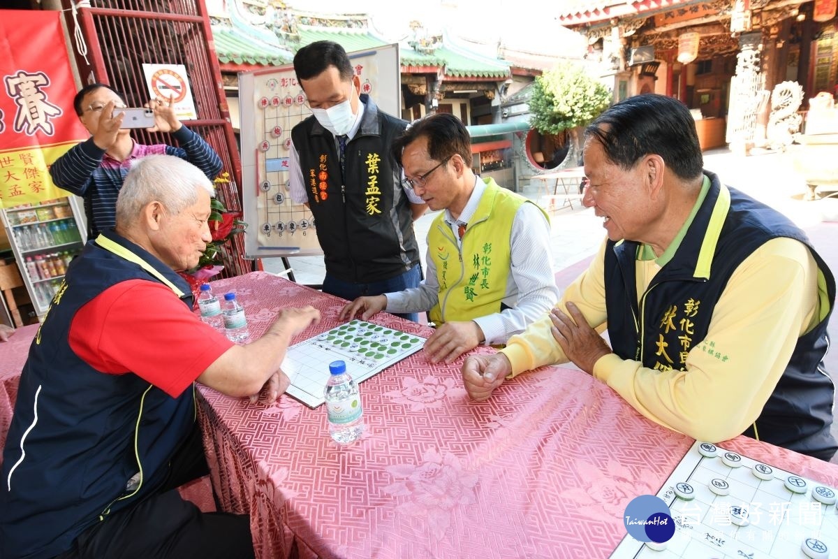 第11屆「媽祖盃全國象棋錦標賽」將於11月29日在南瑤宮舉行林世賢市長等人宣傳暖身對奕。圖／彰化市公所提供