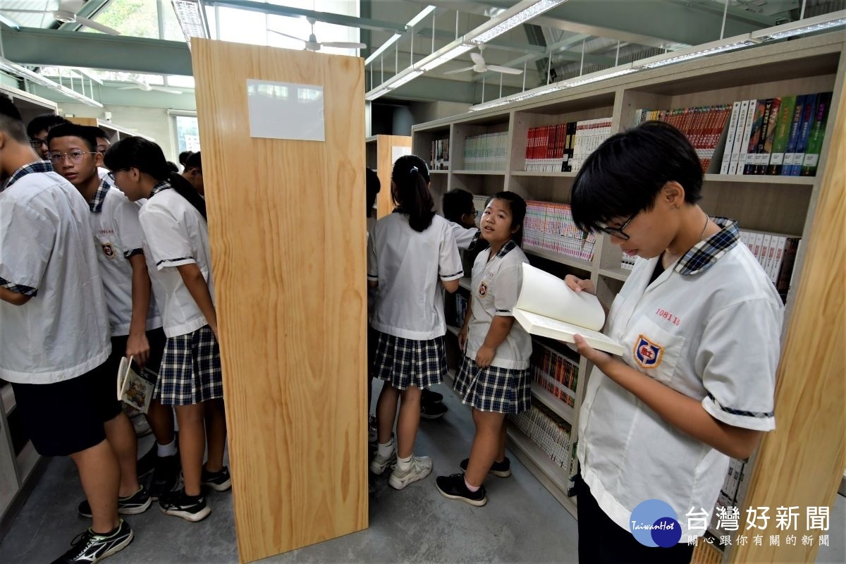 彰化縣社頭國中學校社區共讀站 「悅書館」學生閱讀空間。