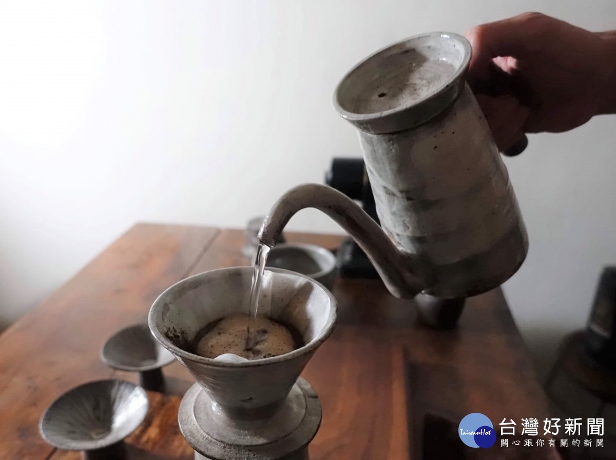 「茶．咖啡—跨域品嚐派對」由藝術家彭書徹、吳明儀、陳桂娥、彭靖、林紹興、許博喬、莊佩芬使用手作的陶瓷器皿，為觀眾手沖展演。