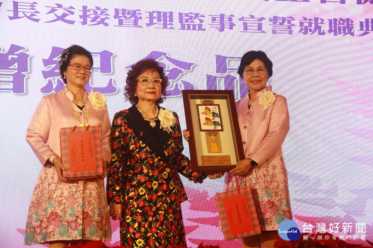 創會柯杜瑞琴總會長贈卸新任會長獎座禮物等。(記者扶小萍攝)
